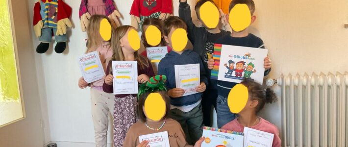 Urkunden für das Kinderparlament – Kreativwettbewerb